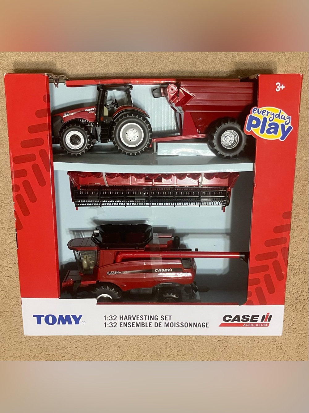 Tomy 1/32 Case IH 8230 Combine w/ Magnum 380 & Grain Cart Set 47357